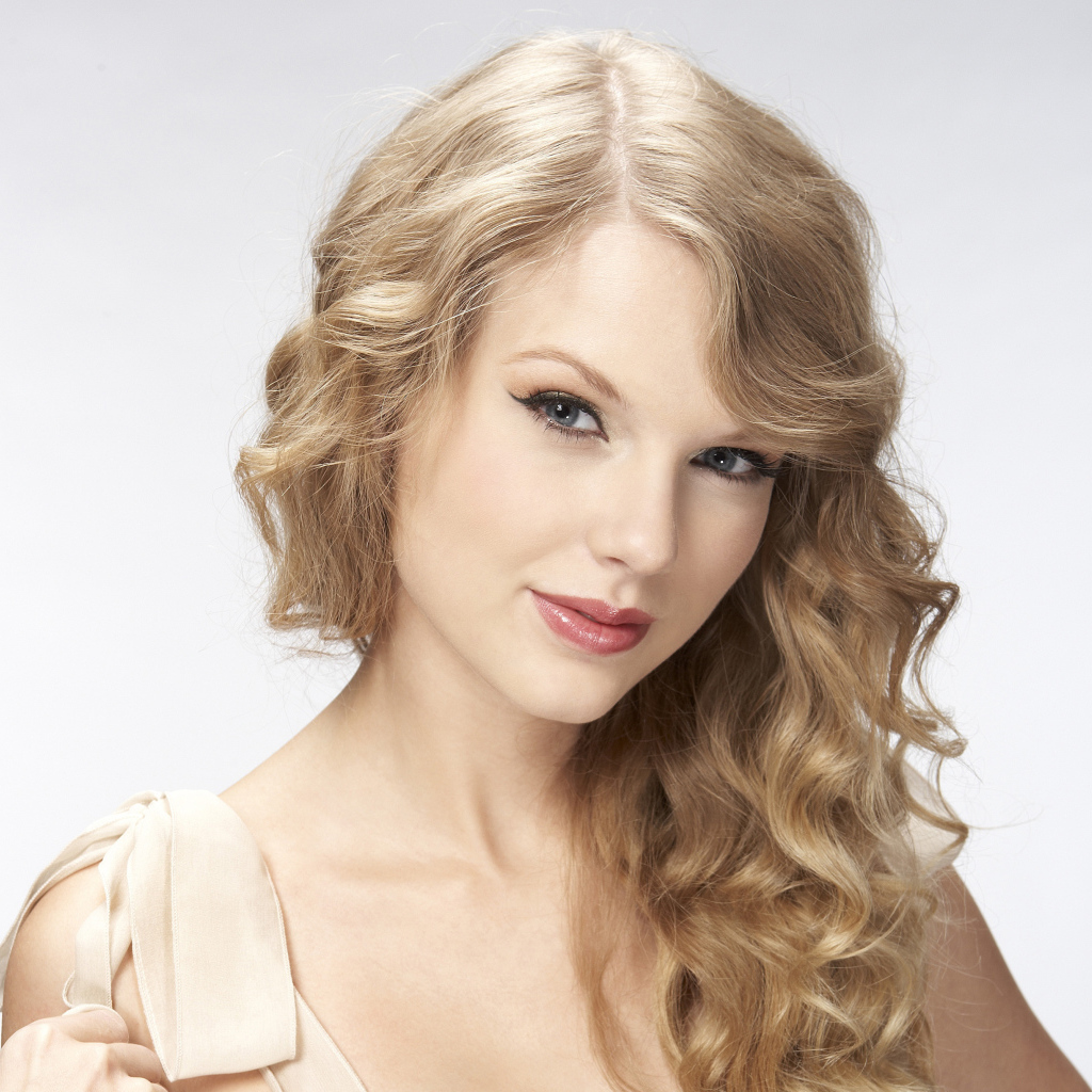 Блондинка Тейлор Свифт