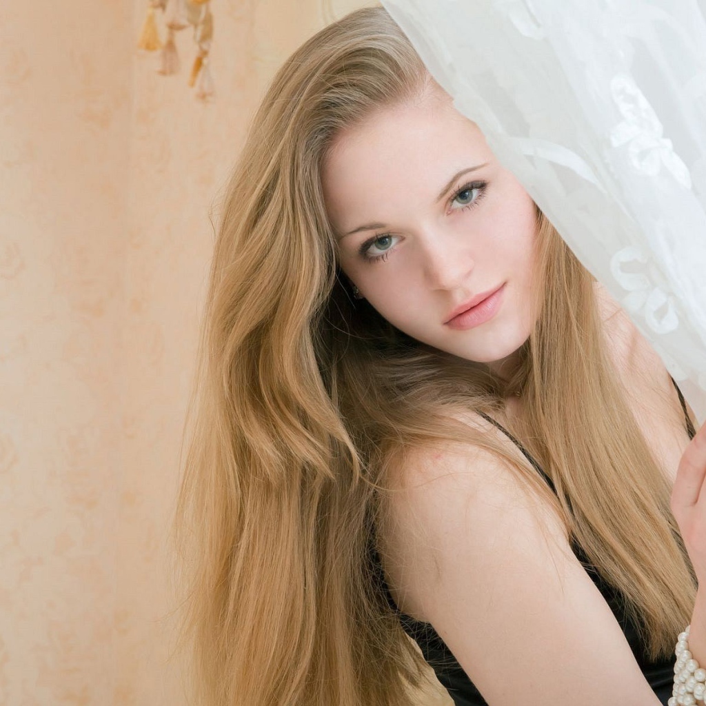 Блондинка за шторой