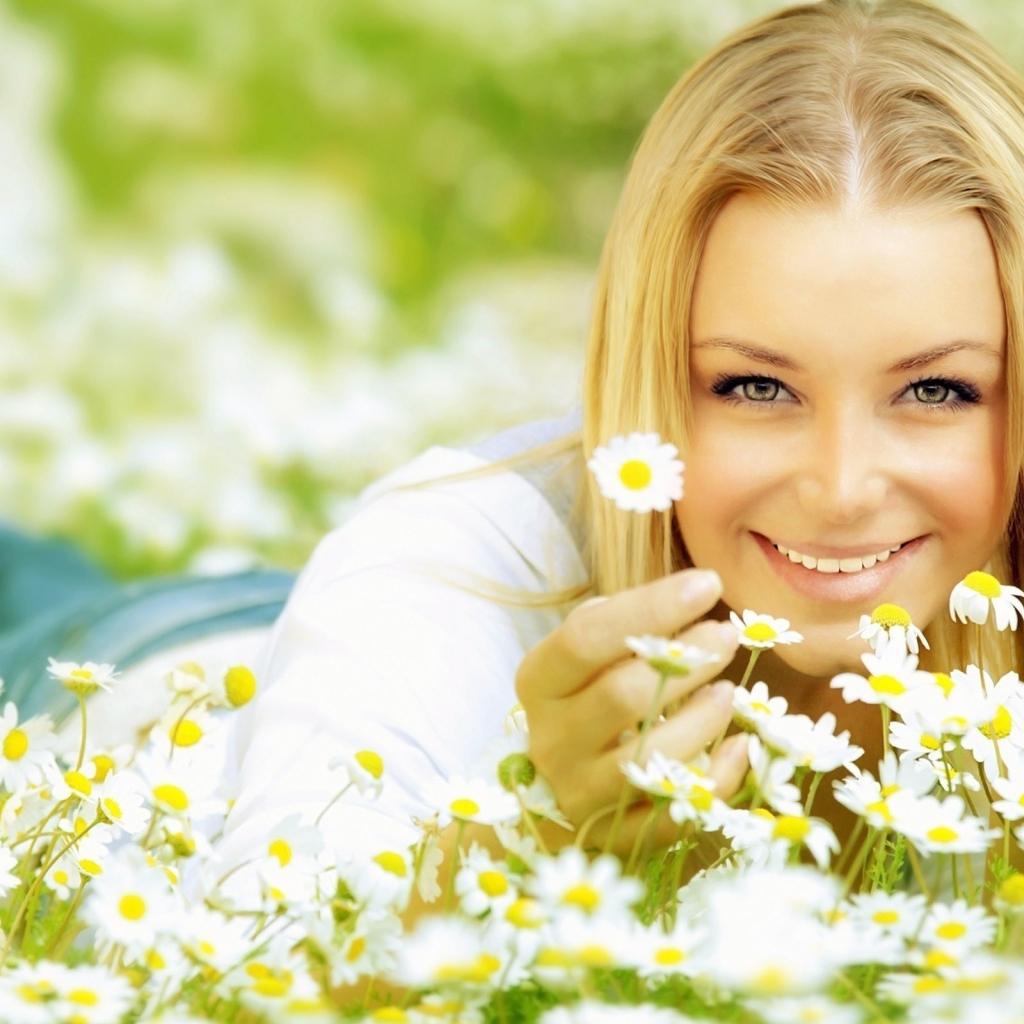 Блондинка лежит в ромашках