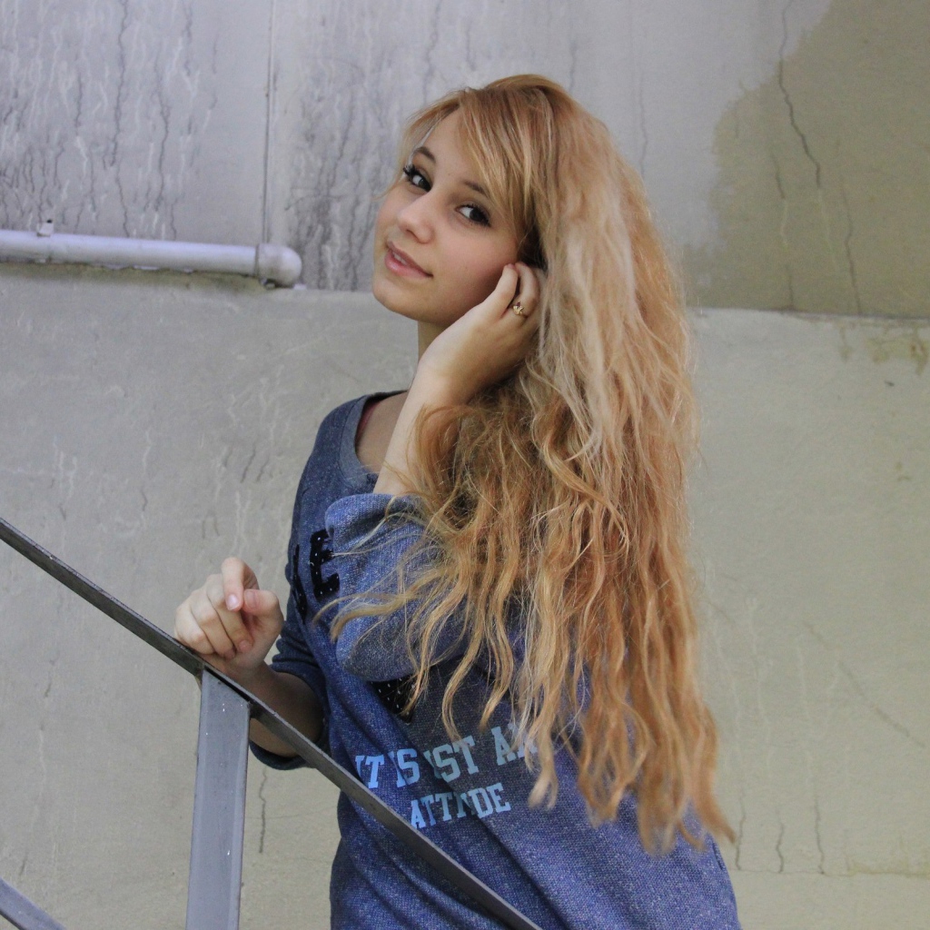 Блондинка с длинными волосами