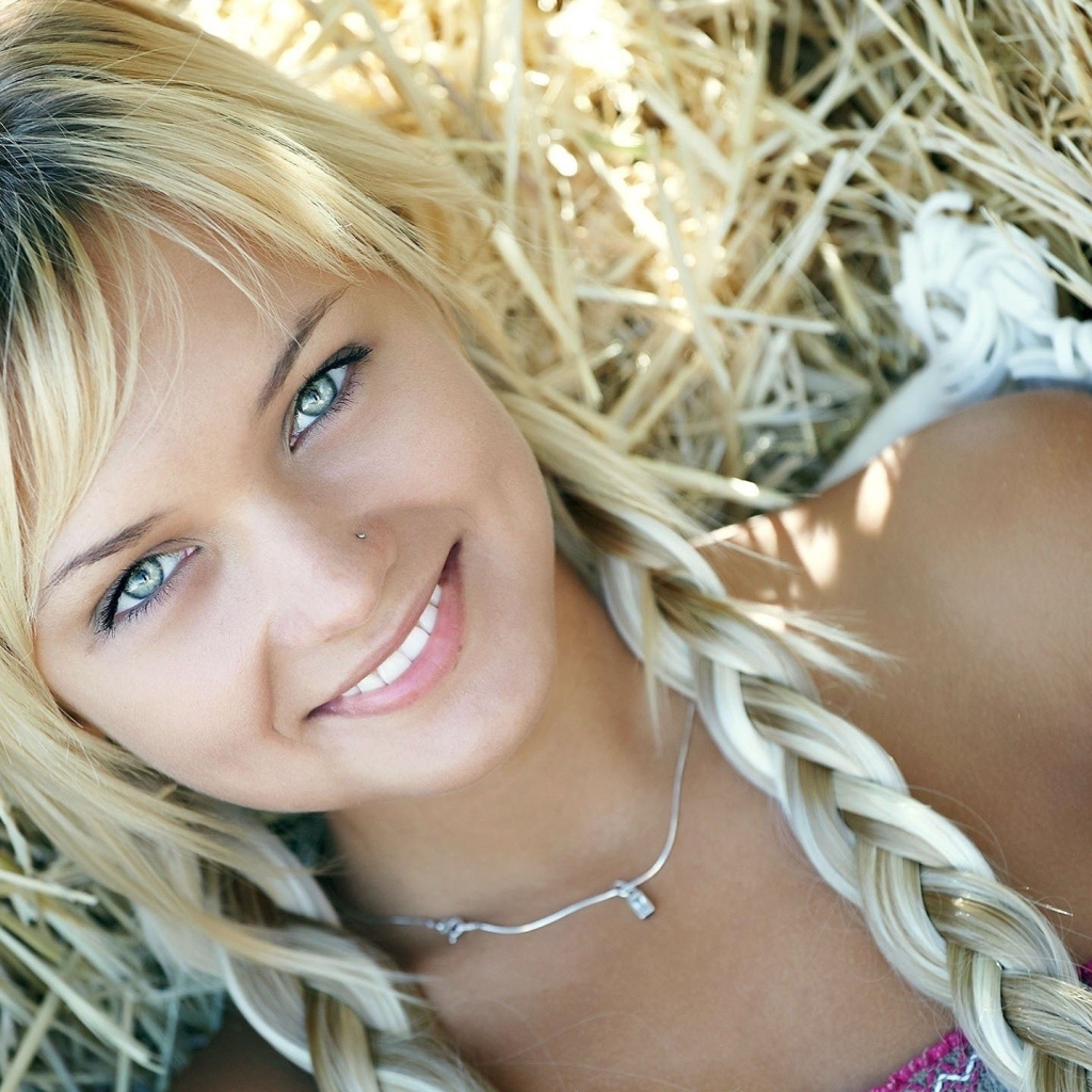 Блондинка с косичками