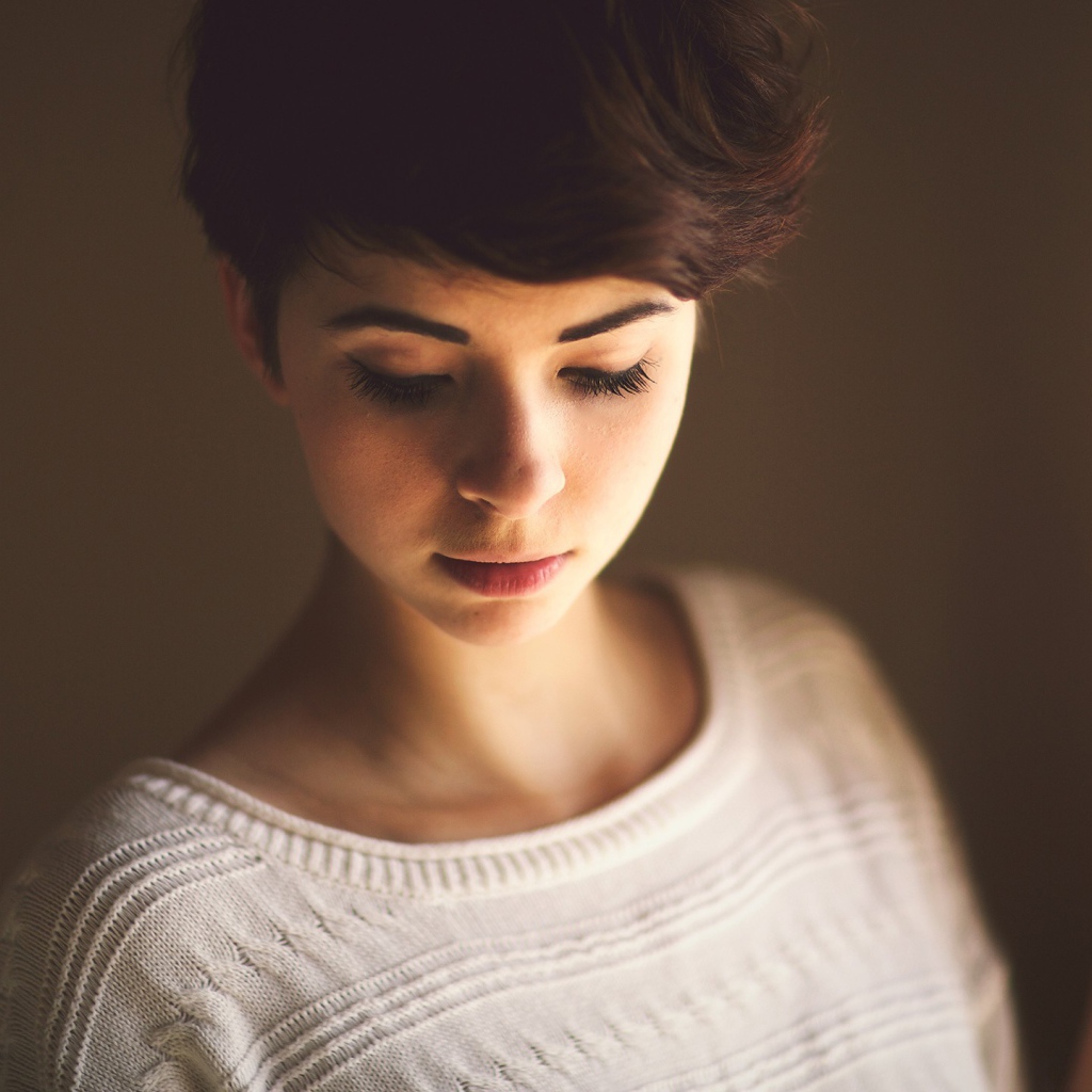 Брюнетка смотрит вниз