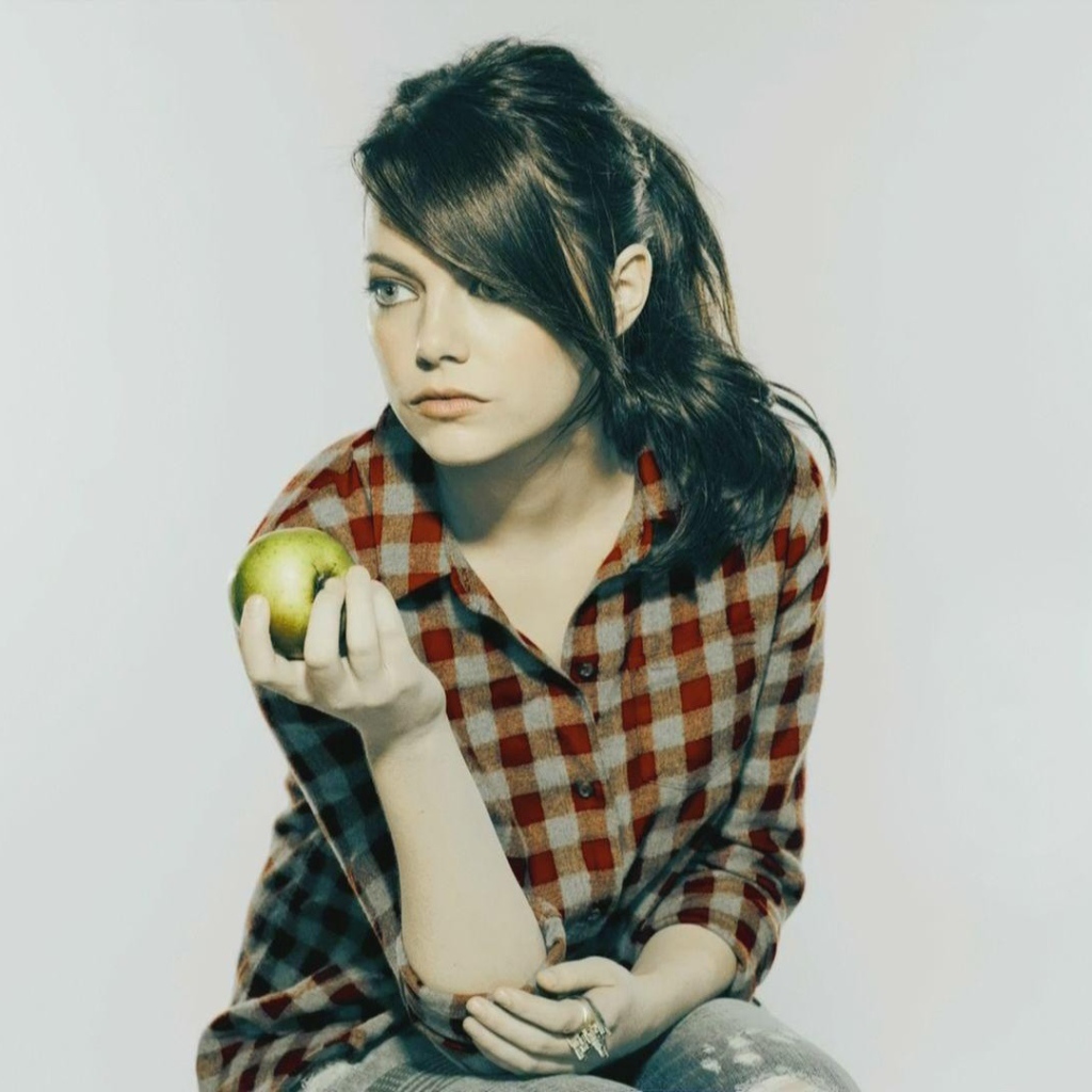 Эмма с яблоком