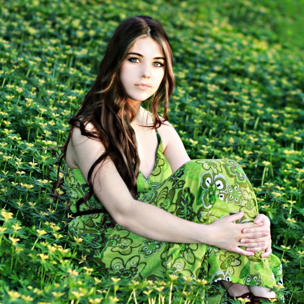 Брюнетка на зеленом поле