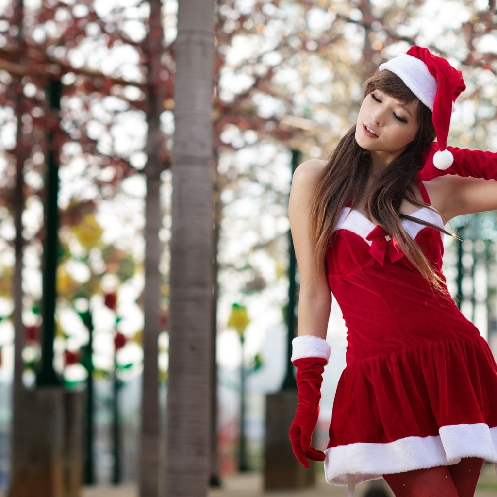 Девушка в рождественском наряде