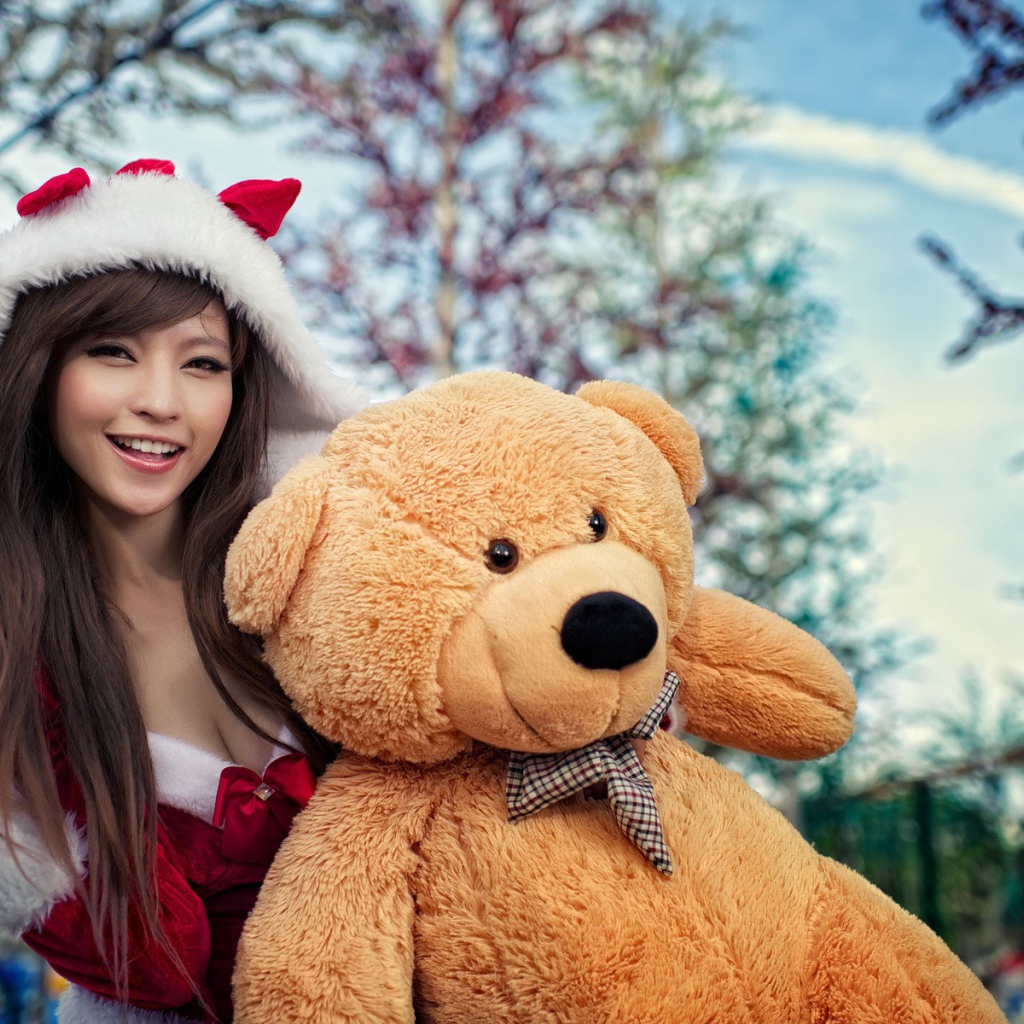 Девушка с медведем