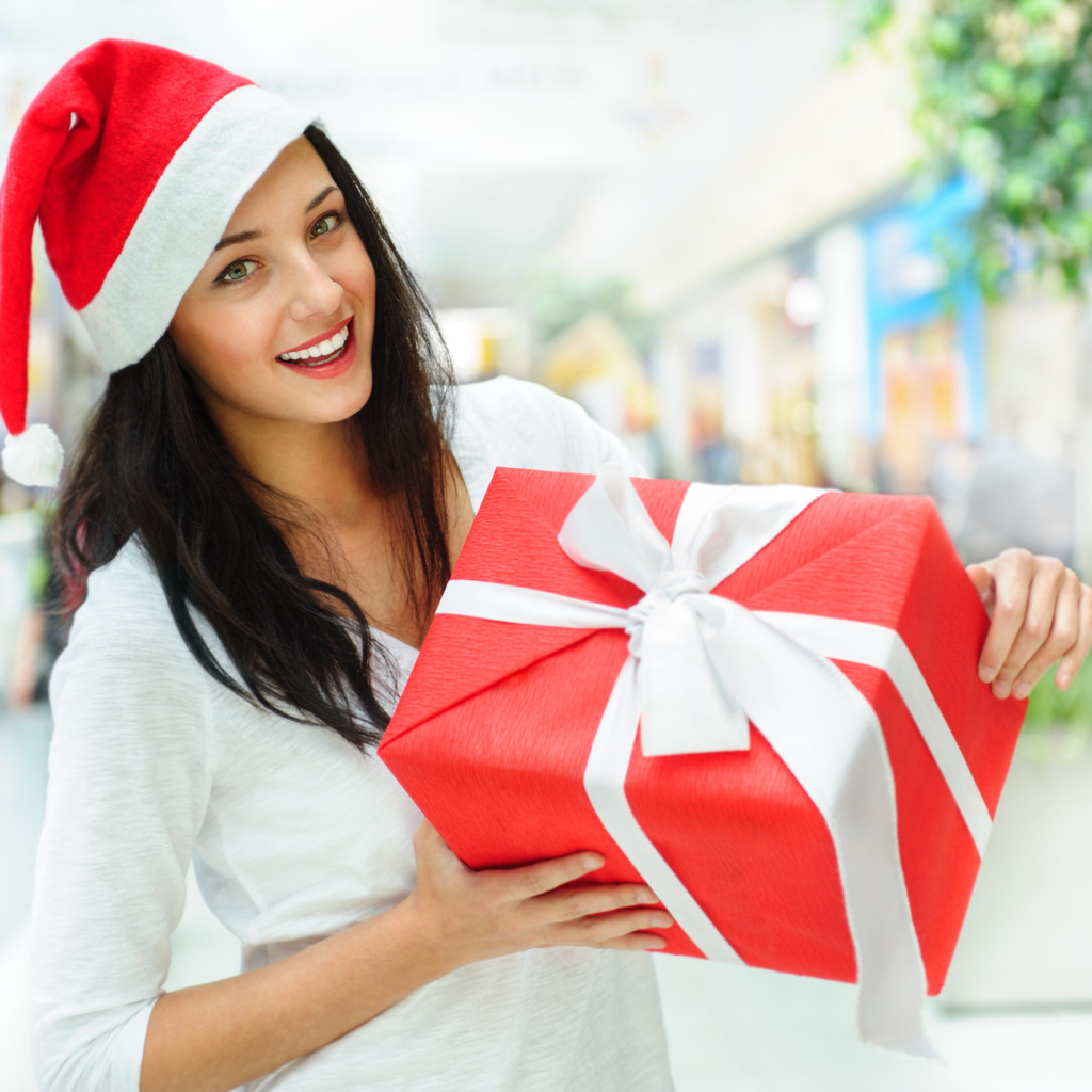 Снегурочка с подарком