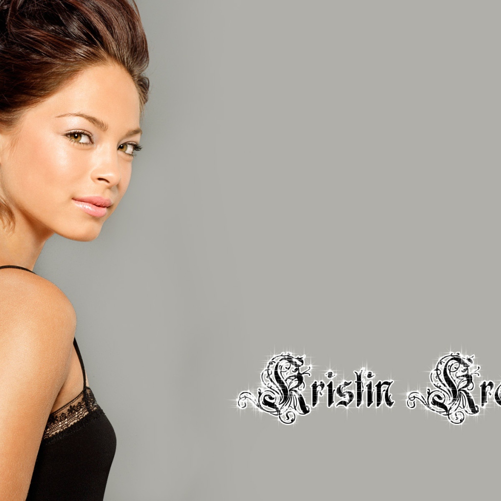 Актриса на сером фоне