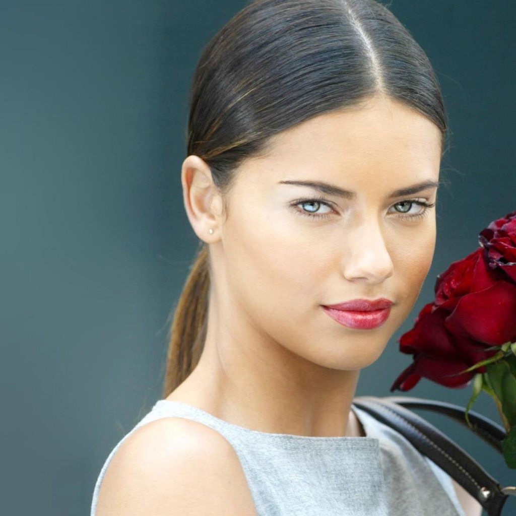 Адриана Лима с букетом роз