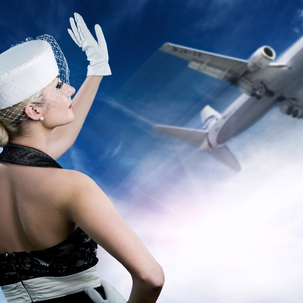 Блондинка провожает самолет