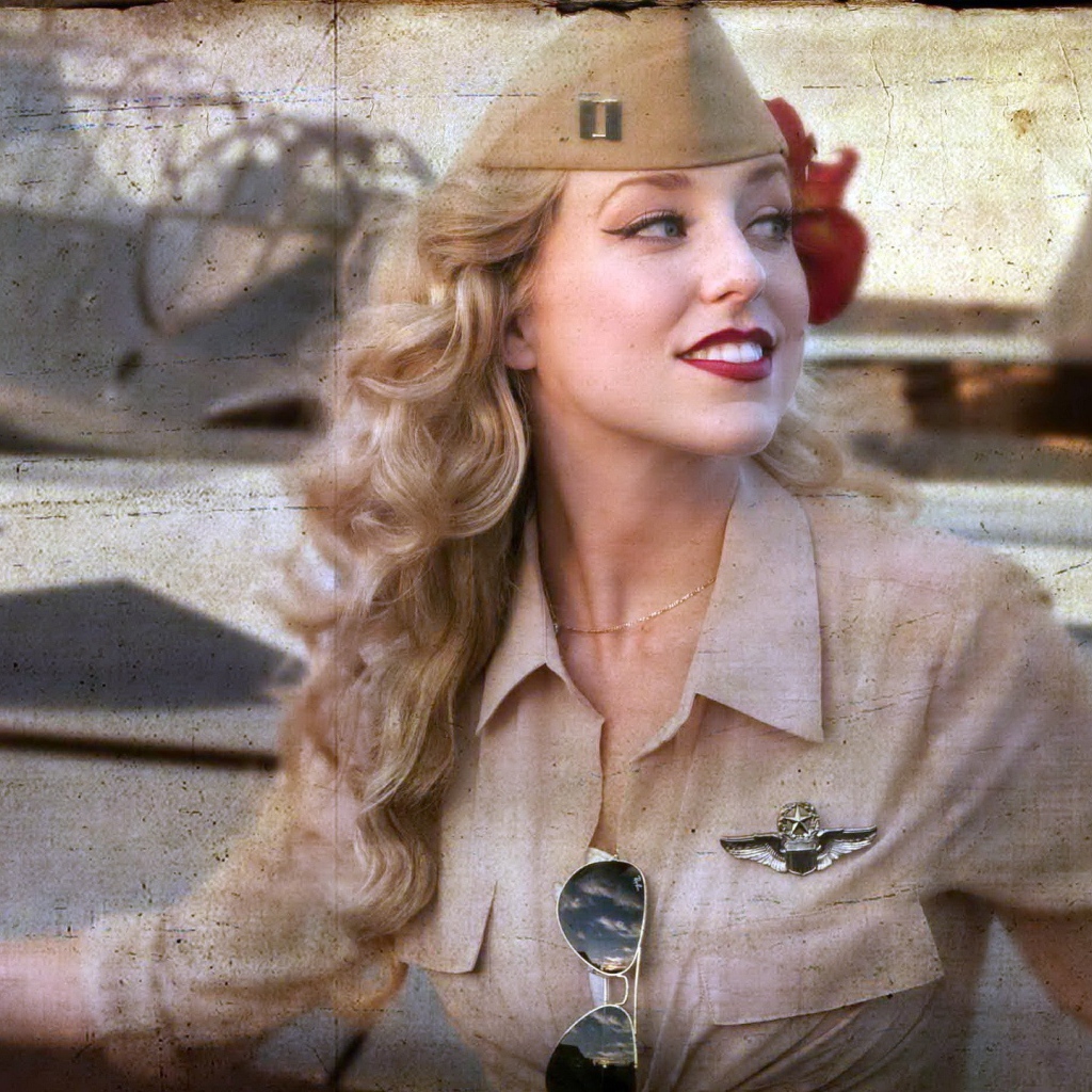 Блондинка в армейской форме