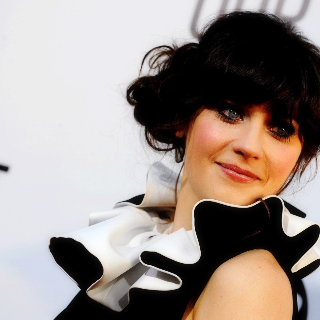 Брюнетка Дешанель