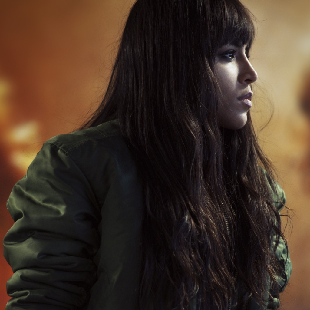 Брюнетка в куртке