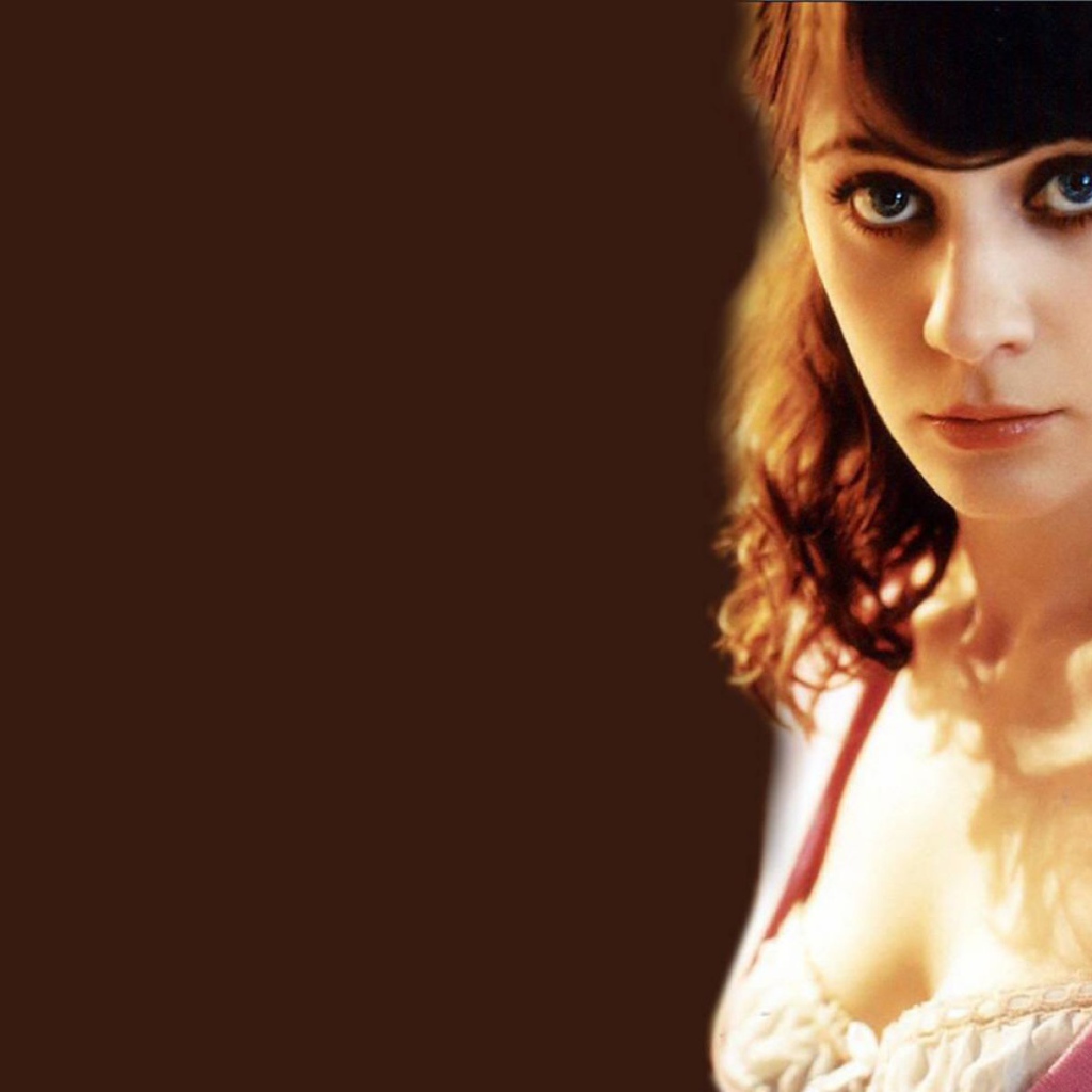 Дешанель на коричневом фоне