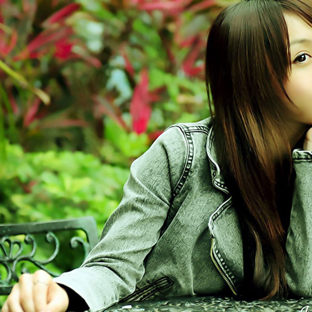 Мечтающая азиатская девушка