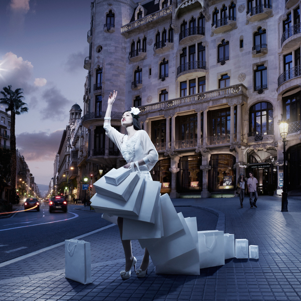 Девушка после шоппинга, рекламное фото