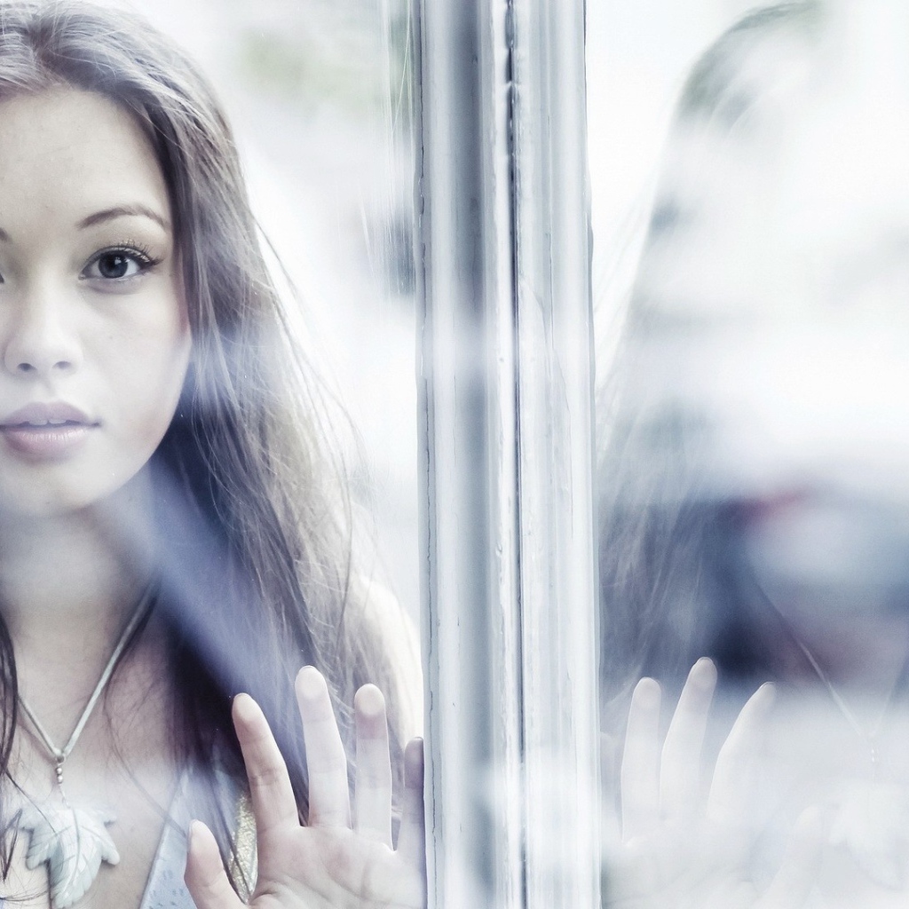 Девушка за окном