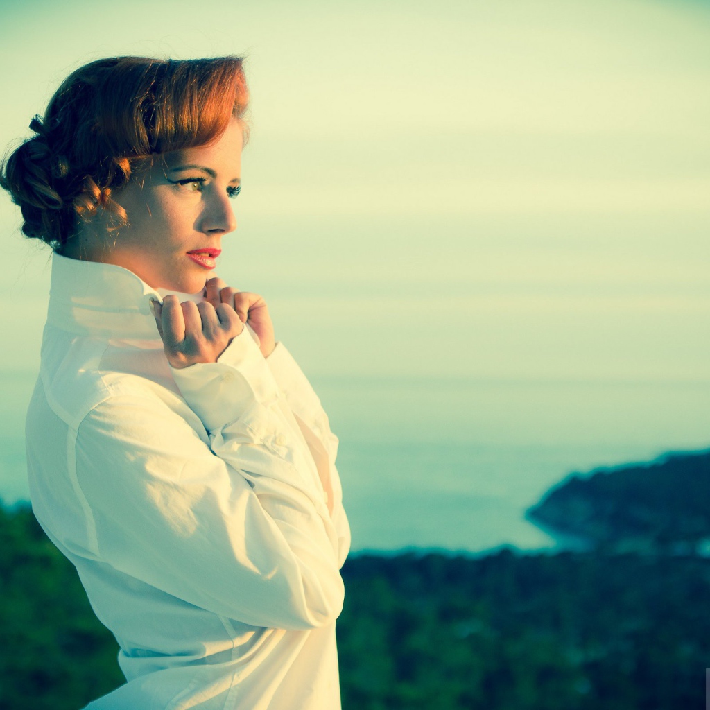 Девушка в белой куртке