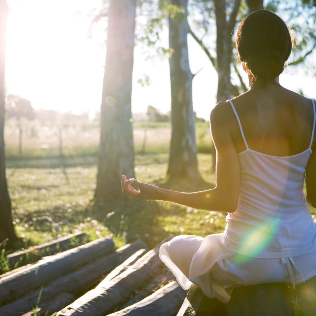 Девушка медитирует