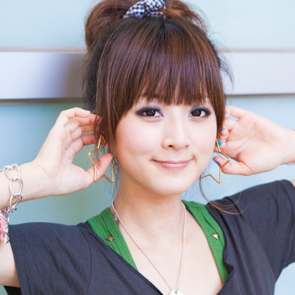 Японская девушка с украшениями