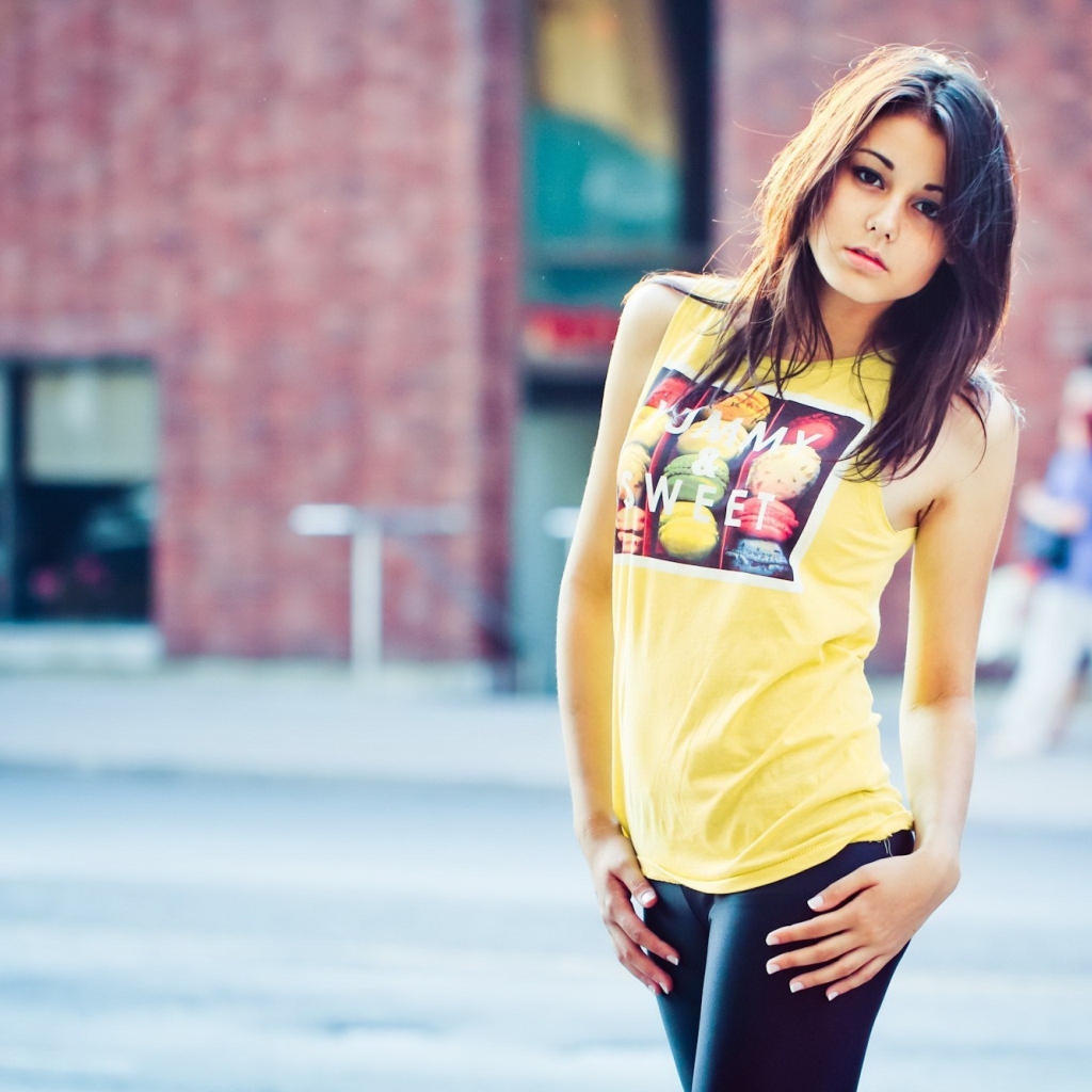 Лаура в желтой футболке