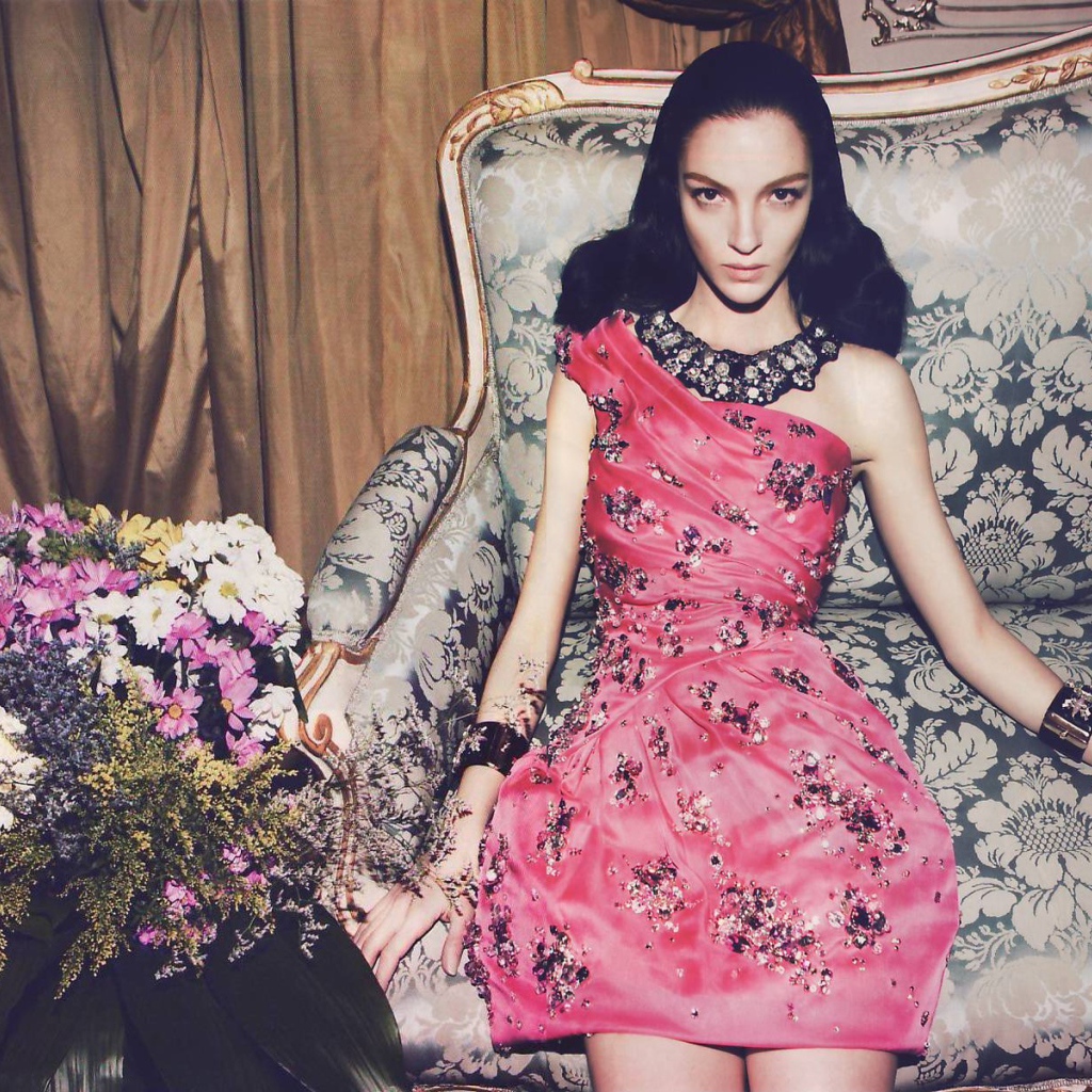 Модель в розовом платье, рекламное фото