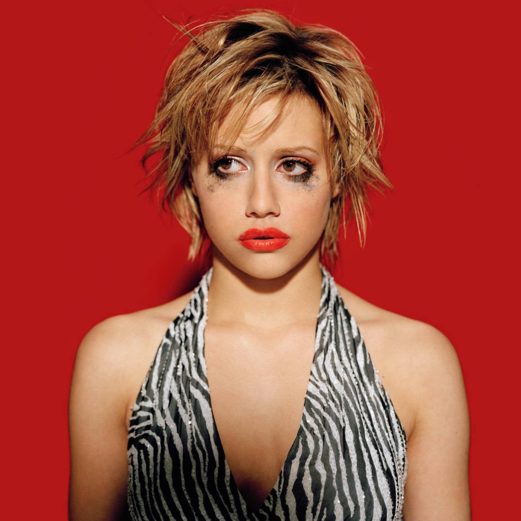 Обиженная девушка плачет