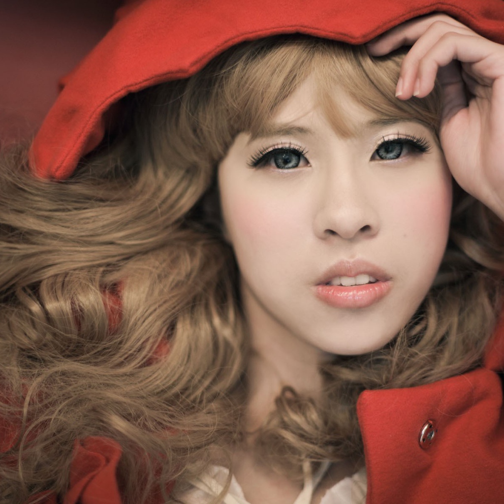 Девушка в красном пальто