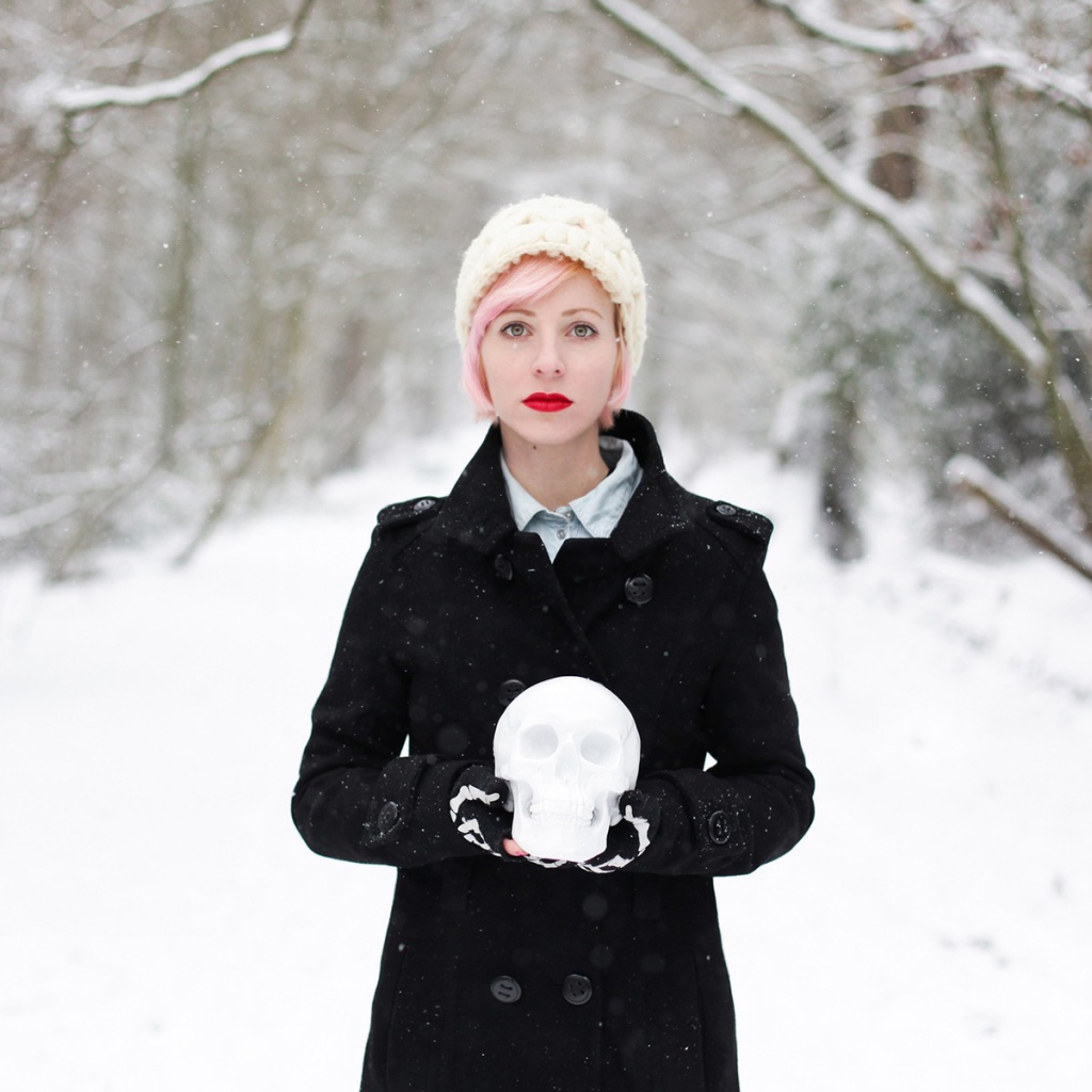 Девушка с черепом из снега