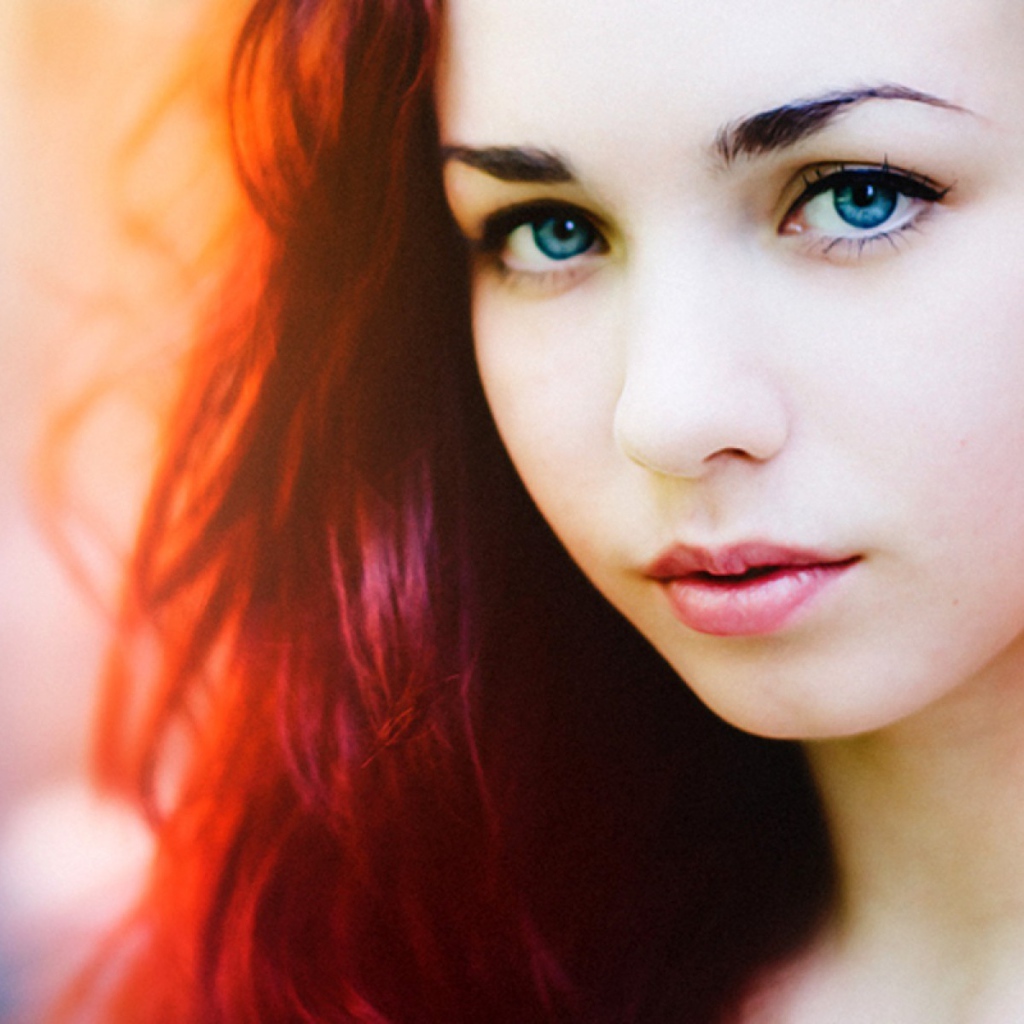 Рыжая девушка с голубыми глазами
