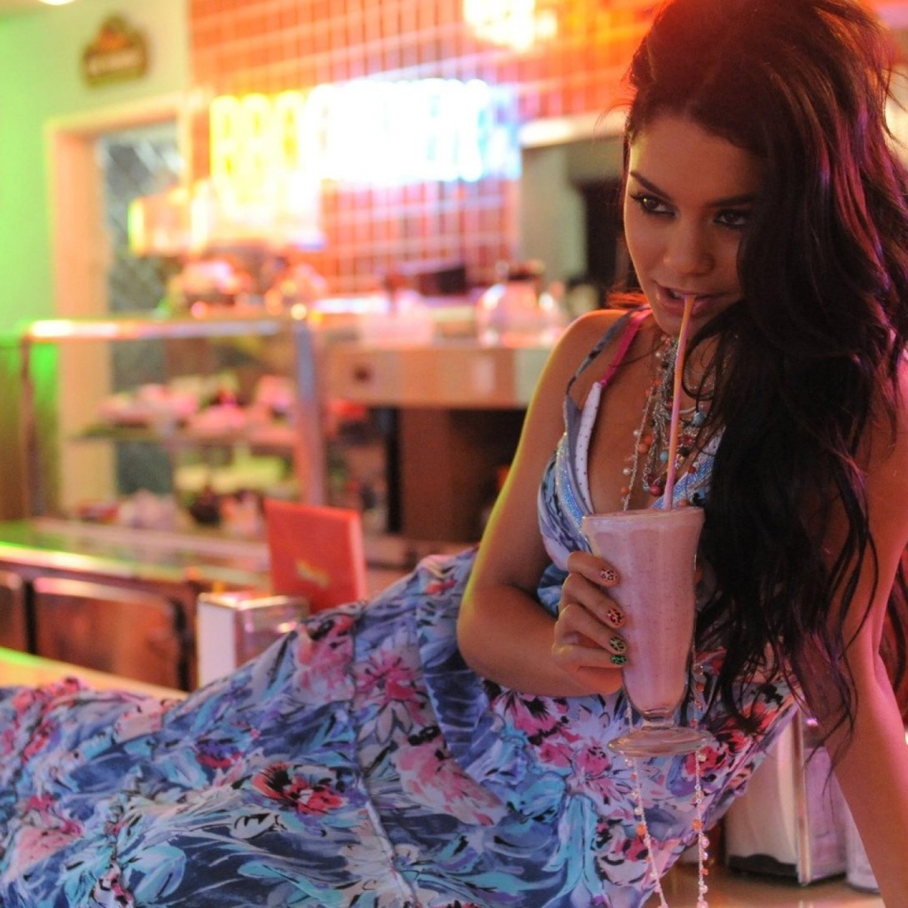 Ванесса пьет коктейль