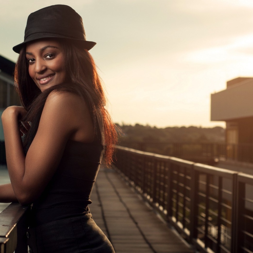 Черная девушка на мосту