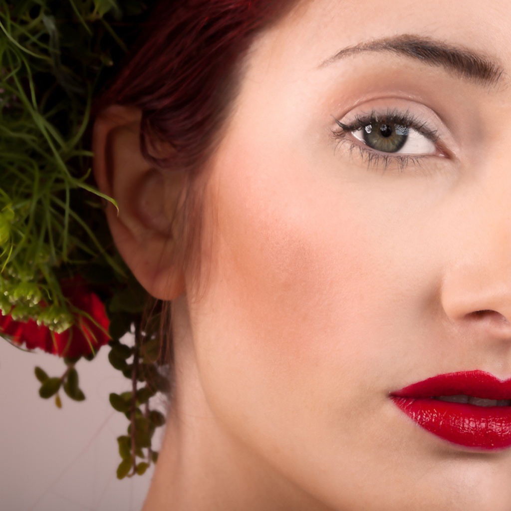 Сюсан с прической из цветов