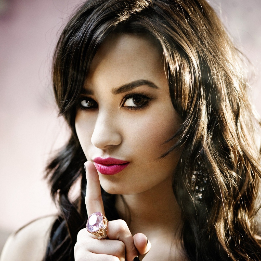 Деми грозит пальчиком