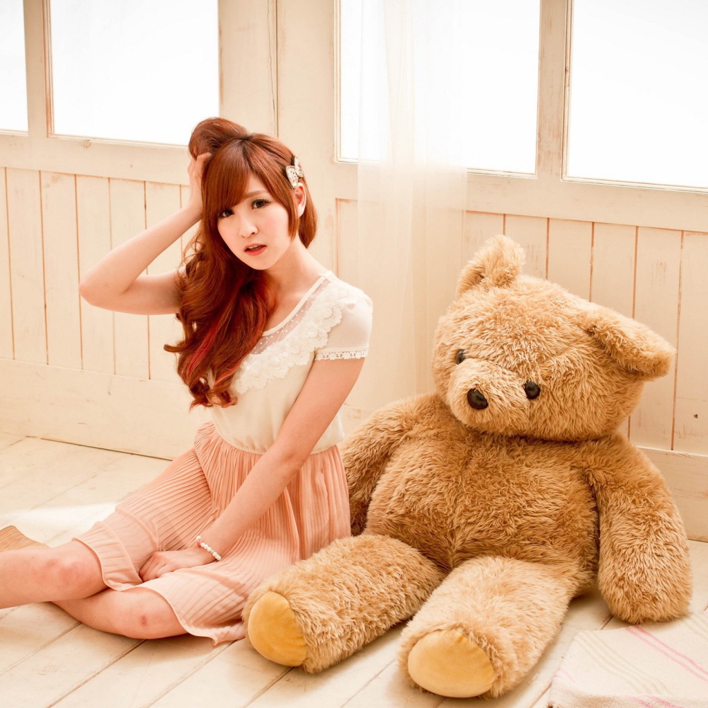 Девушка с большой мягкой игрушкой