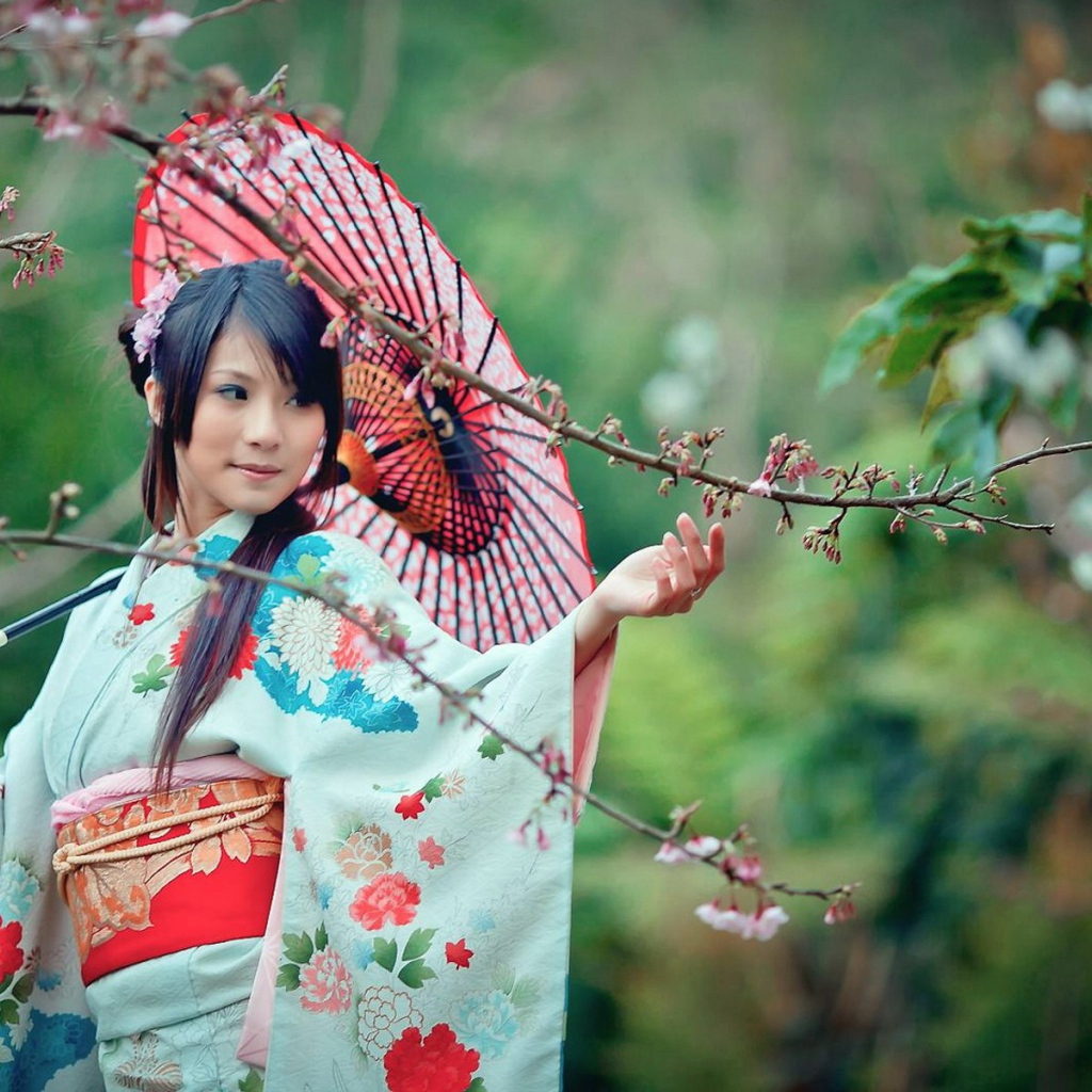 Японка в весеннем саду