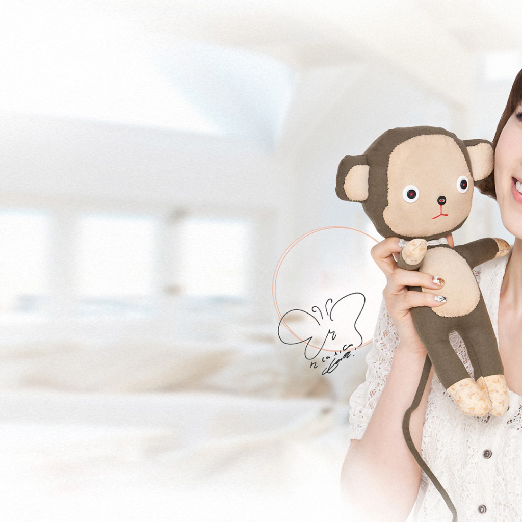 Корейская девушка с игрушкой