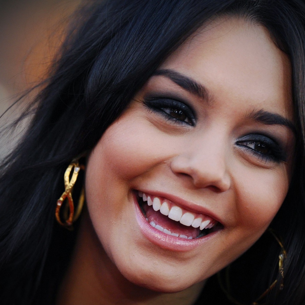 Актриса Ванесса смеется