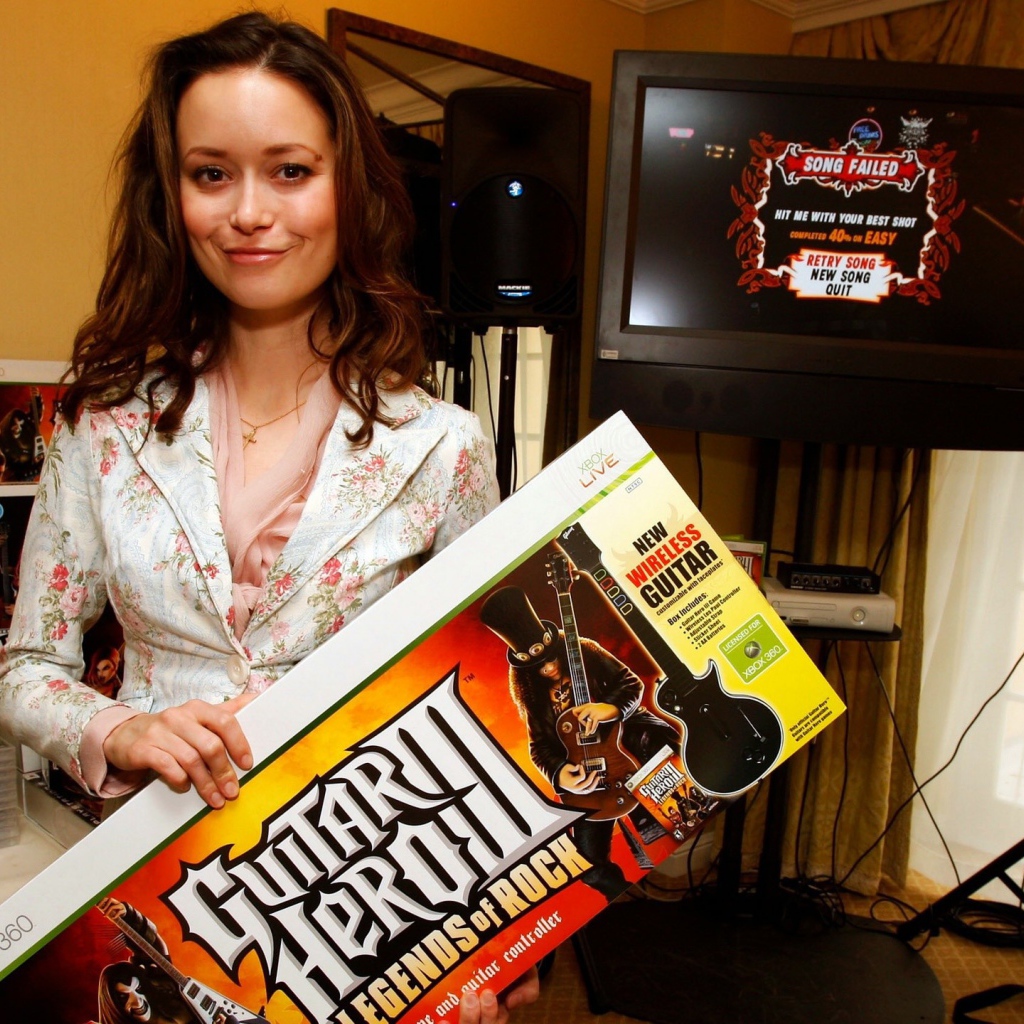 Актриса с рекламой гитары