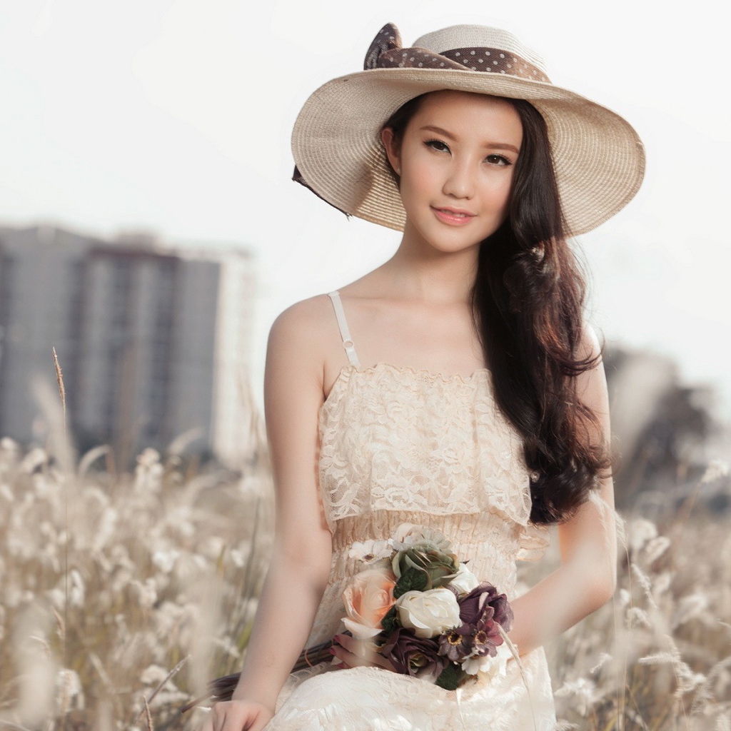 Азиатка в шляпе