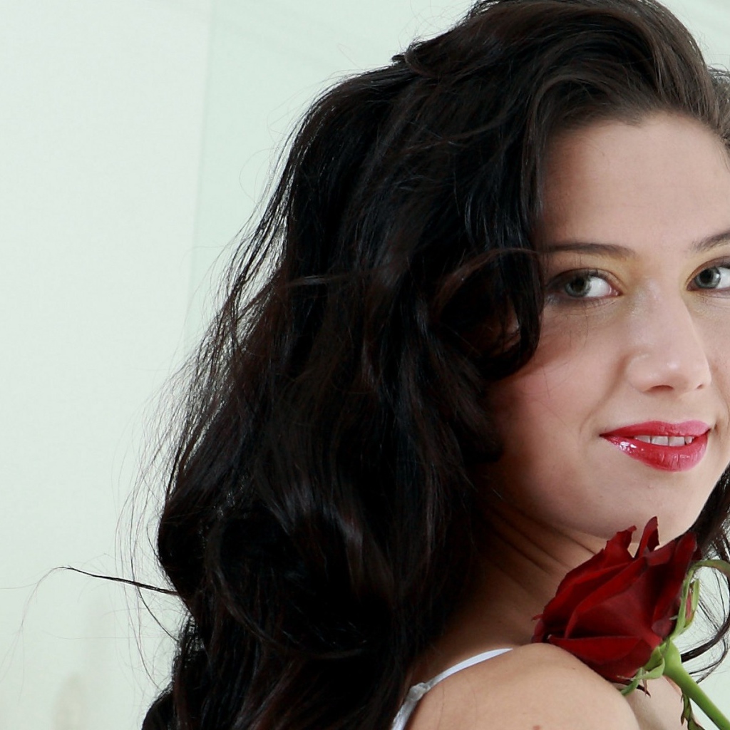 Брюнетка Жанна с розой