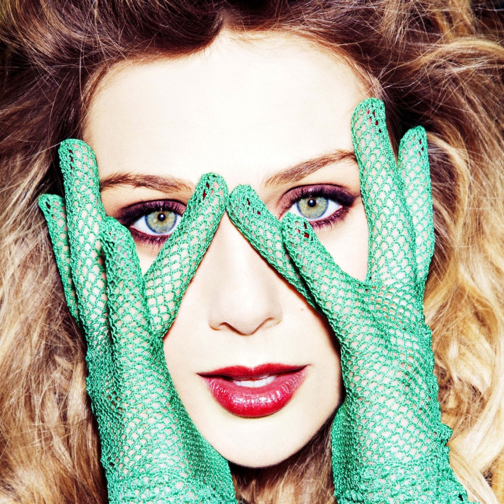 Элизабет Олсен в ажурных перчатках