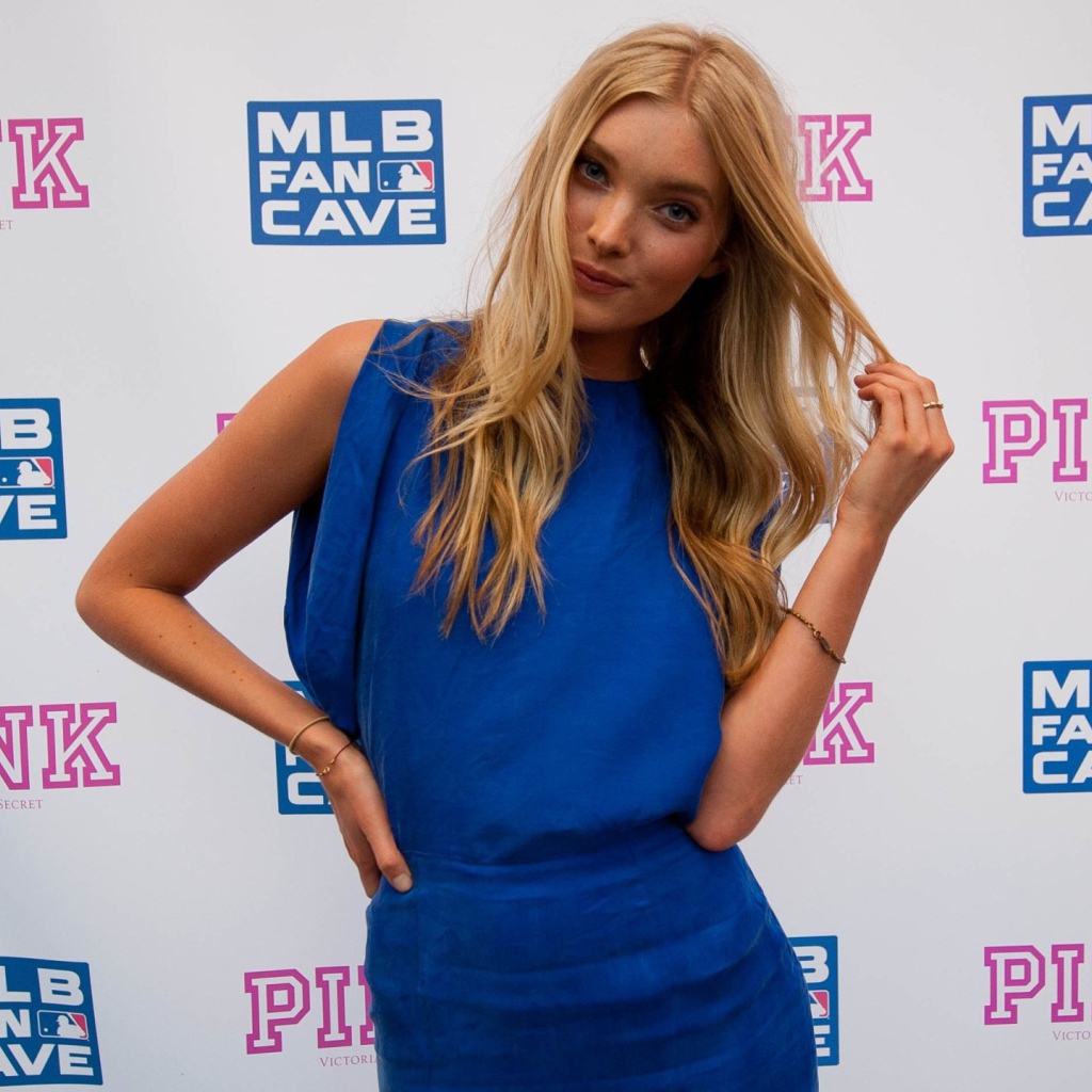 Эльза в синем платье