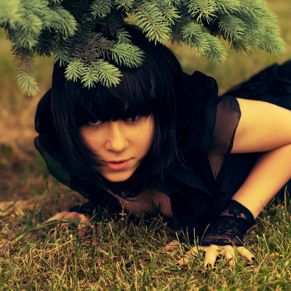 Девушка в черном платье на природе