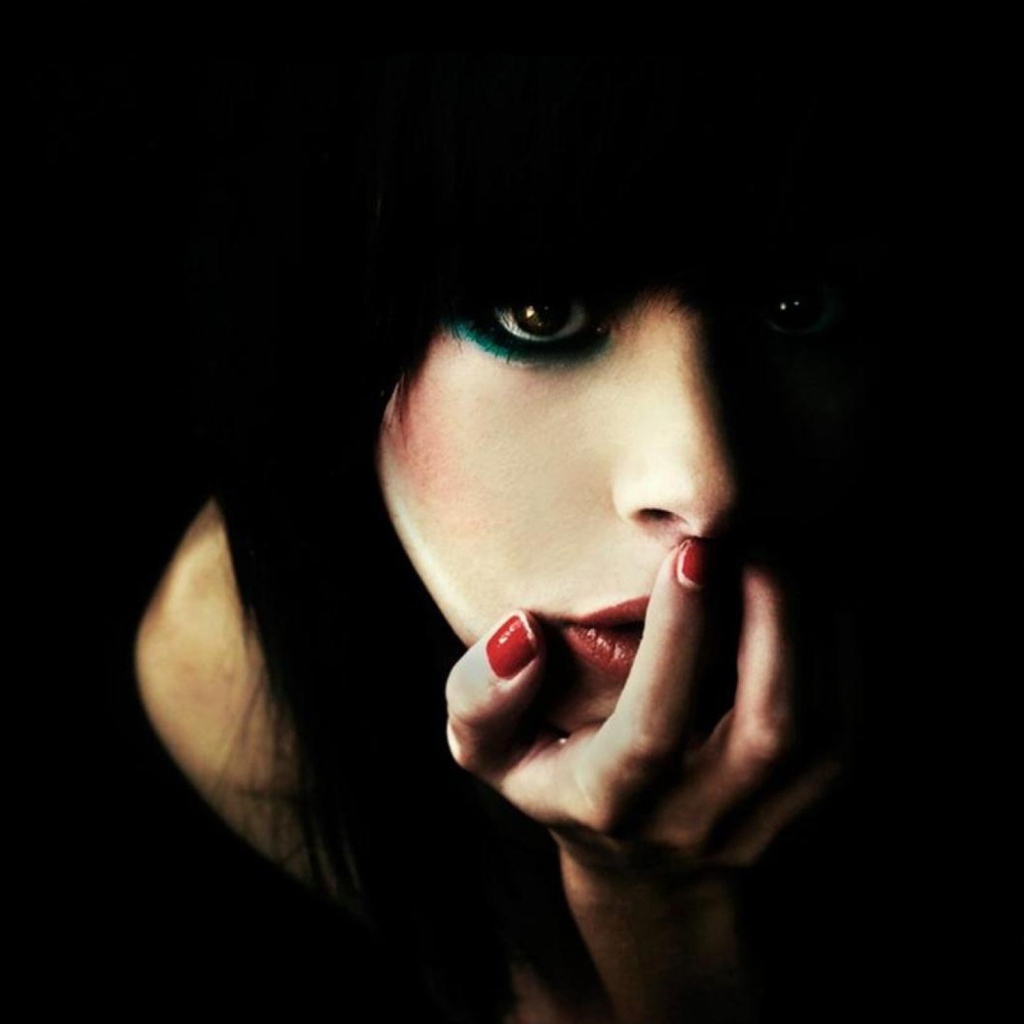 Девушка на черном фоне