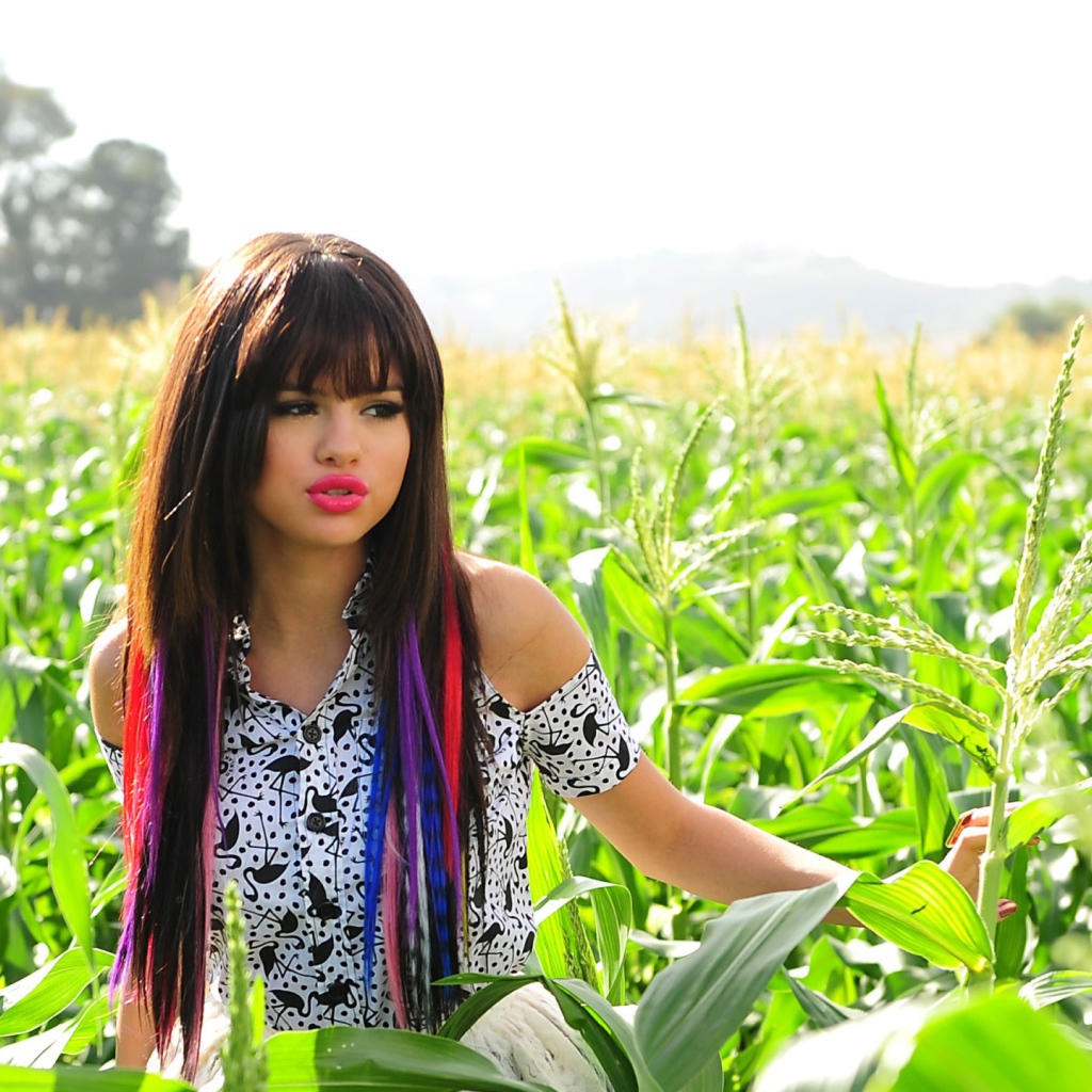 Селена Гомез в кукурузе