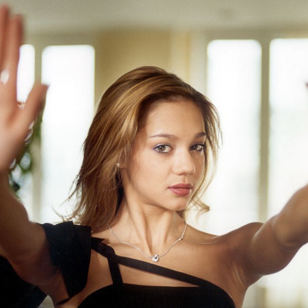 Девушка у стекла