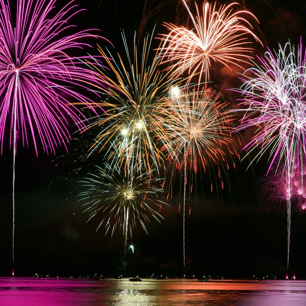 Фейерверк над водой
