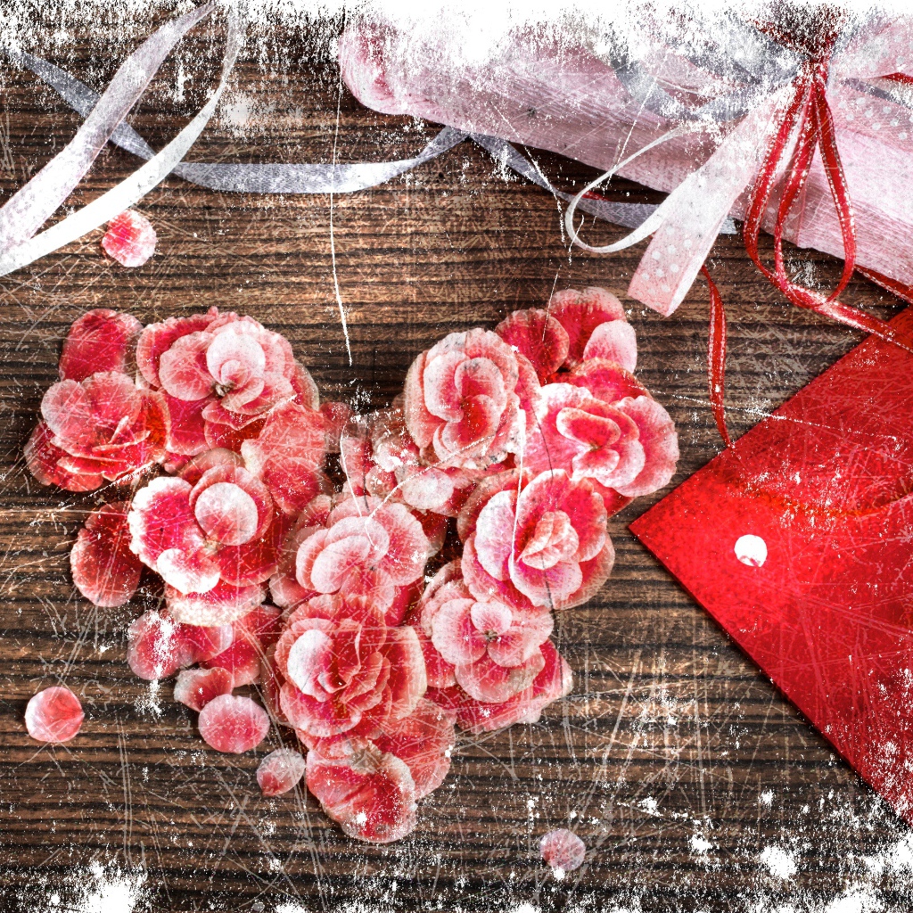 Сердечко из красных цветков