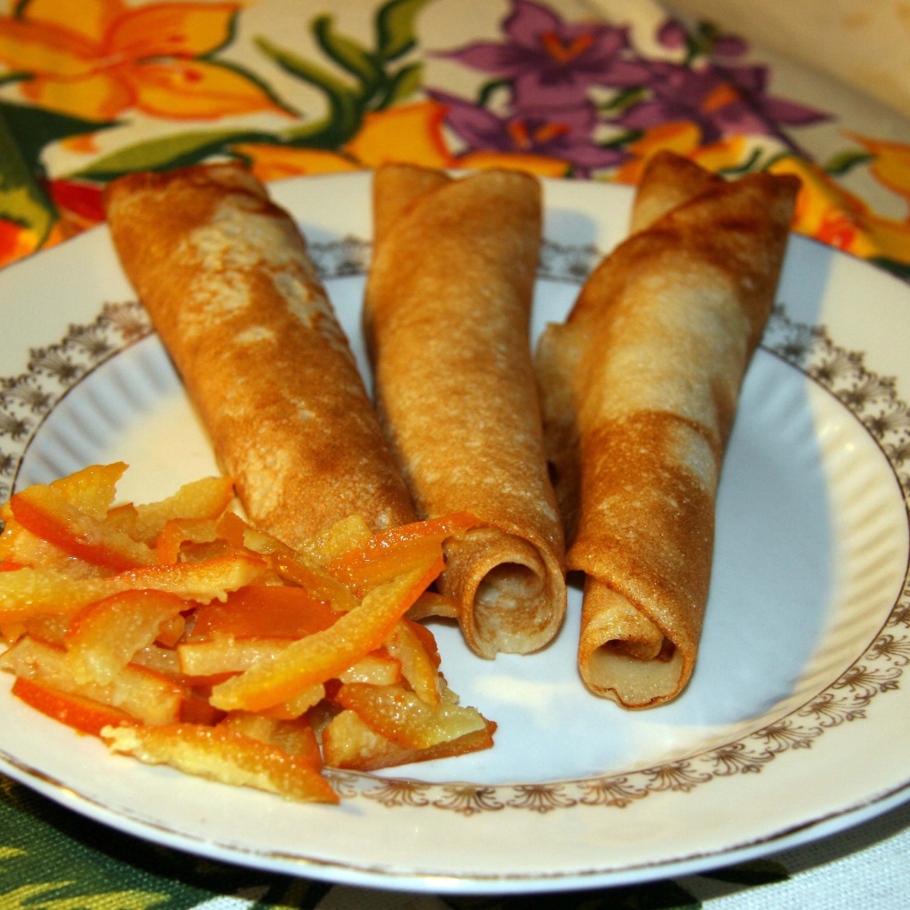 Блины на тарелке на Масленицу